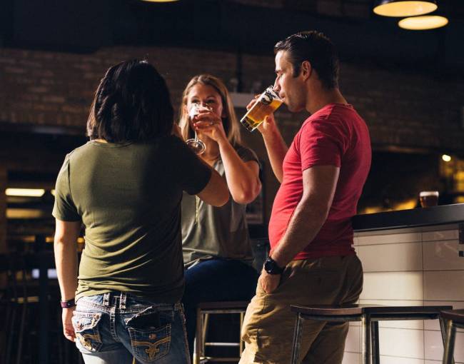 De la importancia de la barra en las relaciones sociales interpersonales en la taberna del Carlos y otros asuntos relevantes