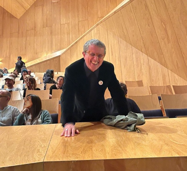 La chica de mi derecha